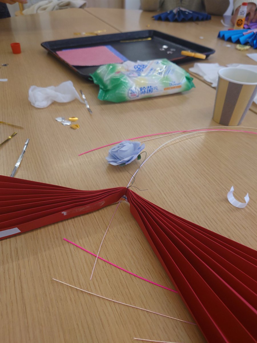 KiharaAiko's tweet image. 2月8日
素晴らしい先生に教わりながら皆さんと一緒に扇を作りました🪭
私の不器用さが…😅
でも先生の素晴らしいご指導と皆さんの励ましのお陰で扇が完成☺️
この度は皆様ありがとうございました☺️
また企画頂きました皆様ありがとうございました #扇 #製作活動  #不器用 #下松市議会議員 #きはらあいこ