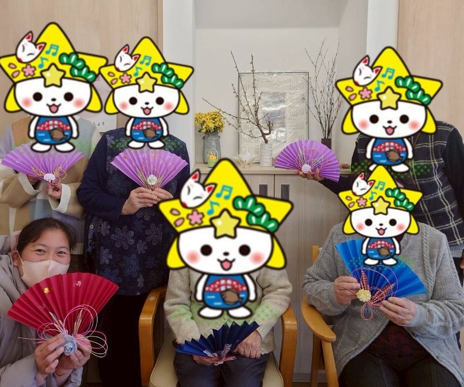 KiharaAiko's tweet image. 2月8日
素晴らしい先生に教わりながら皆さんと一緒に扇を作りました🪭
私の不器用さが…😅
でも先生の素晴らしいご指導と皆さんの励ましのお陰で扇が完成☺️
この度は皆様ありがとうございました☺️
また企画頂きました皆様ありがとうございました #扇 #製作活動  #不器用 #下松市議会議員 #きはらあいこ