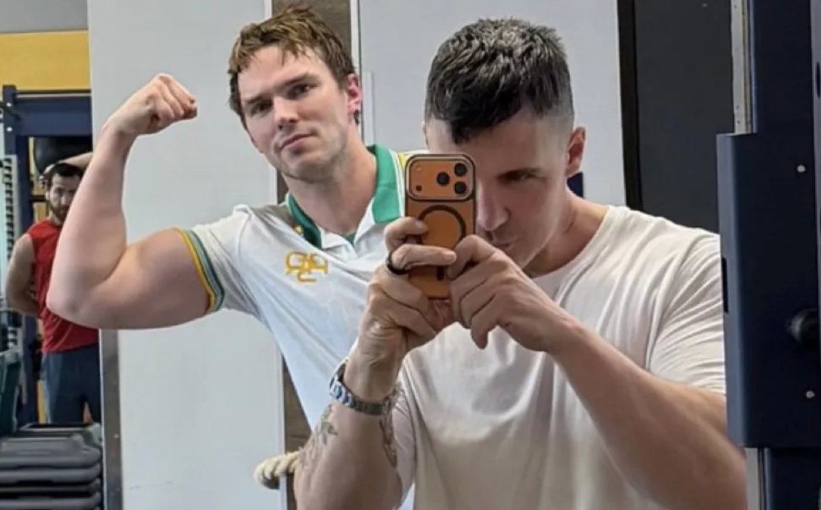 timelyhoult's tweet photo. didnt know he was packing allat https://t.co/y1M49P7RjT