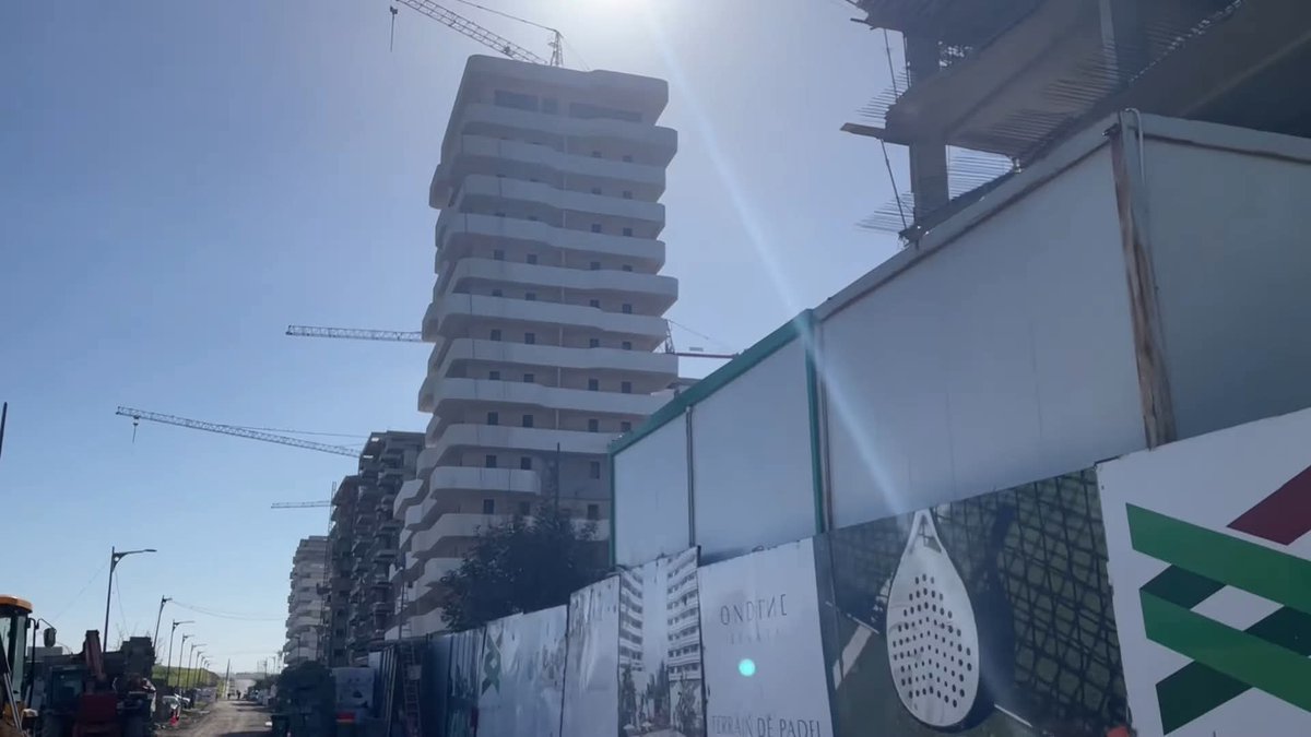 ⭕ تتواصل الاشغال في بناء ابراج مدينة زناتة البيئية الاولى من نوعها في افريقيا.