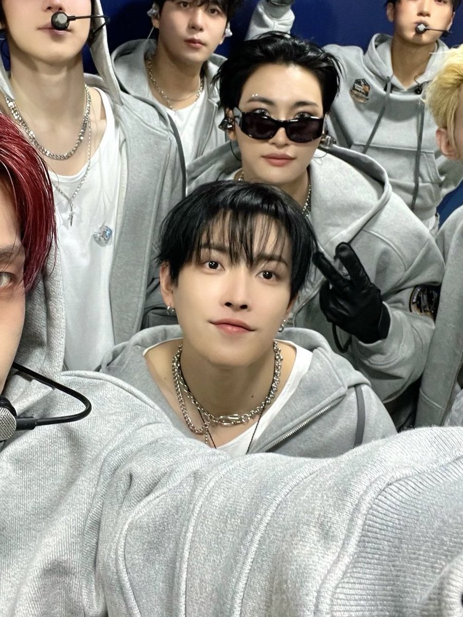 thankumatz's tweet image. the contrast of hongjoong in his two different outfits today hello