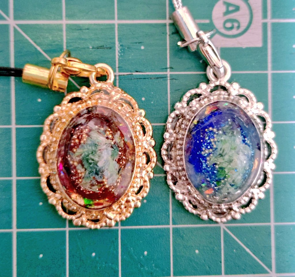 手荒れが落ち着いたので、ようやく作成再開です。
とあるエルフの義兄妹が身につける宝珠をイメージしました。
＃レジン
#ハンドメイド好きさんと繋がりたい