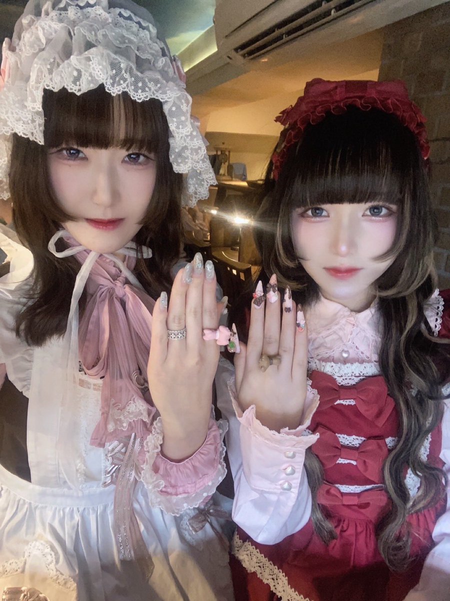 動かないでね、私達の指可愛すぎるから