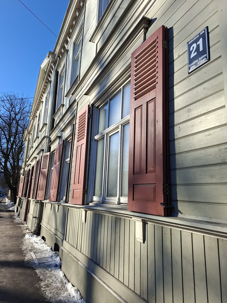 Pie mājas, kur visilgāk dzīvojis Gunars Janovskis, tika atklāta piemiņas plāksne, ko Janovskim sagādājis tagadējais mājas iemītnieks, rakstnieks O. Zebris.
Paldies O. Zebrim un I. Daukstei-Silasproģei, ka viņi daudzina brīnišķīgo rakstnieku un patriotu G. Janovski!