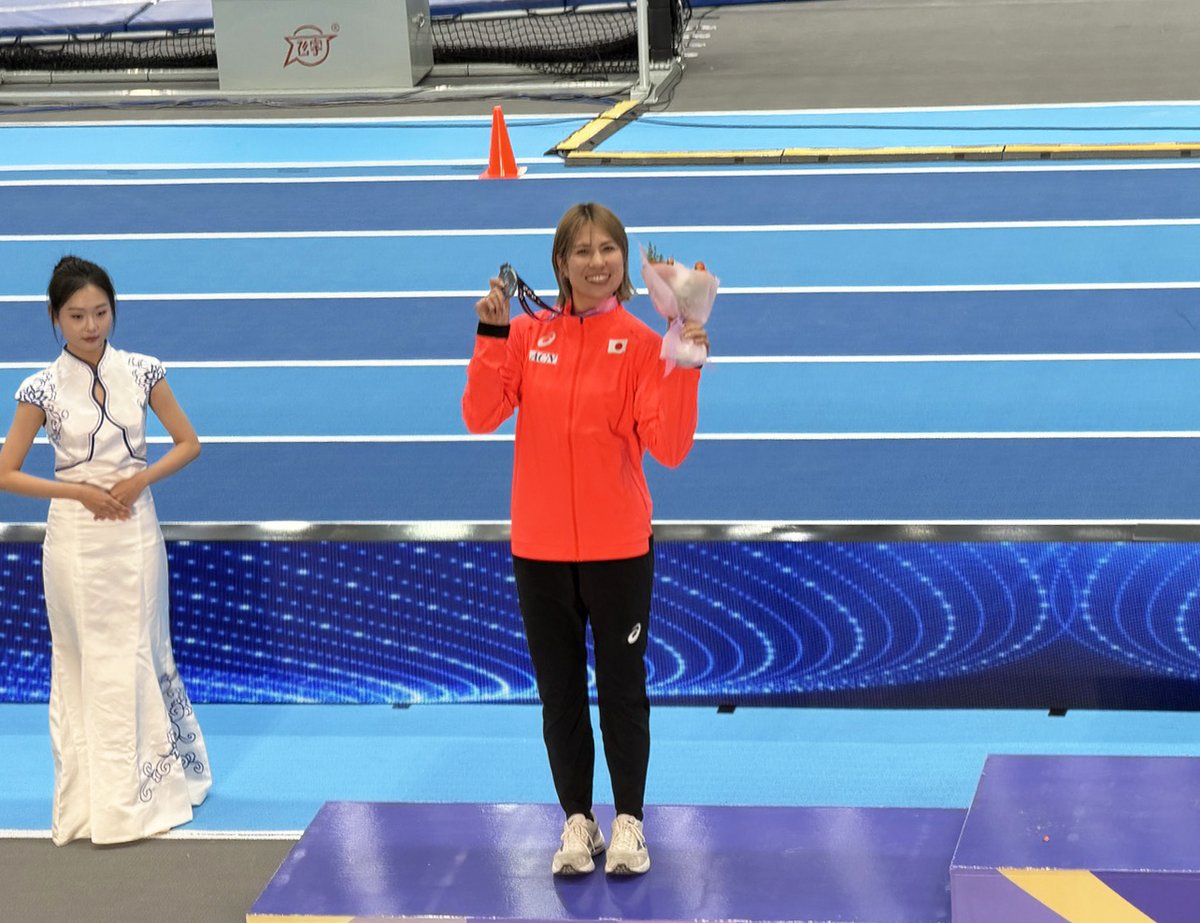 jaaf_official's tweet photo. 【#アジア室内陸上 DAY3】
✨女子 60mハードル✨メダルセレモニー✨
￣￣￣￣￣￣￣￣￣￣￣￣￣
🇯🇵#清山ちさと（いちご）
2位🥈8秒15 ※自己ベスト
🇯🇵#中島ひとみ（長谷川体育施設）
3位🥉8秒15 ※自己タイ

おめでとうございます👏👏👏
応援ありがとうございました🙋‍♂️🙋‍♀️

✅https://t.co/8SlCi6Ufpm
#TEAMJAPAN #陸上