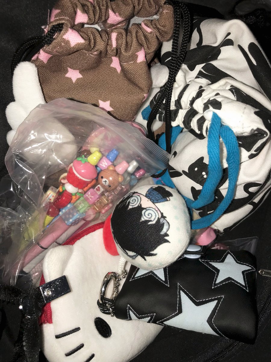 여자 둘이 카페에 가면
볼(펜)꾸(미)(기)한다••