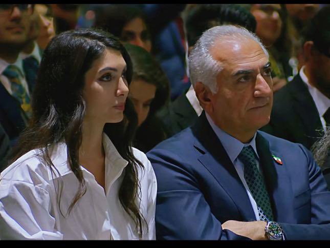 Azarshur's tweet image. اعلیحضرت همایون رضا پهلوی، رضا شاه دوم، پهلوی سوم، پادشاه ایران، رهبر انقلاب ملی ایران و تنها نمایندهٔ قانونی ملت ایران هستند. 

#جاویدشاه 🇮🇷