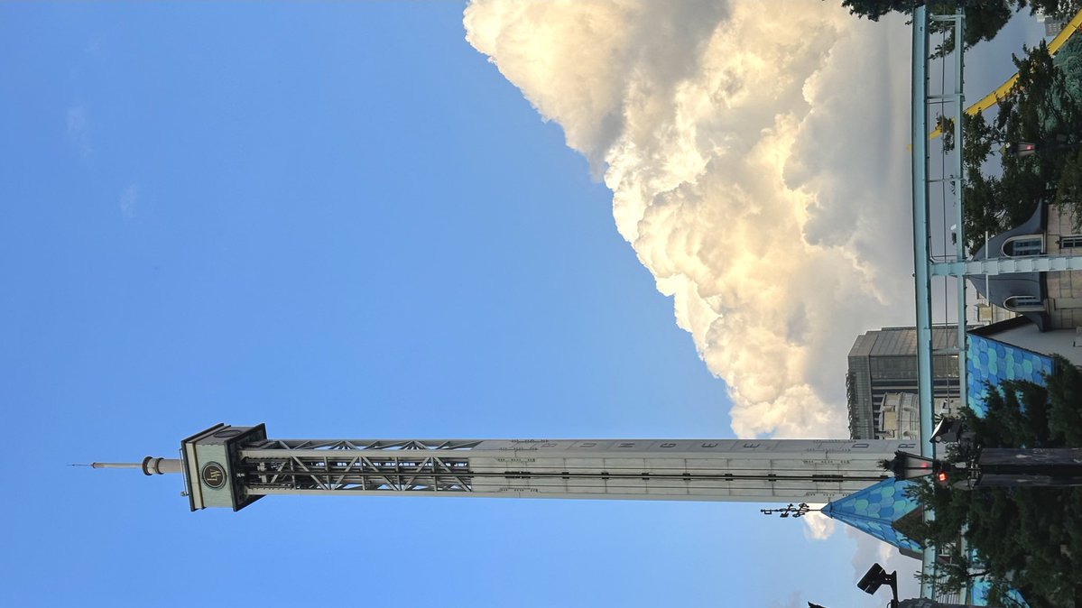 사진 찍는 대학생의 서울 나들이
📍 잠실 • 송파 • 롯데월드 • 석촌호수
📸 iPhone 14 pro
📅 2025.03

작년 3월 벚꽃이 만개하던 어느 봄날의 잠실 롯데월드 어드벤처 &amp; 롯데타워 인근에서 찍은 사진이랍니다‧₊⭑
석촌호수의 벚꽃과 윤슬이 유독 아름다웠어요 ⸝⸝o̴̶̷̥᷅ ̫ o̴̶̷̥᷄⸝⸝