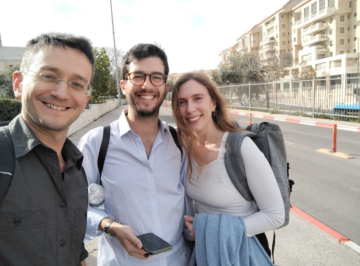 שלושה לוביסטים ציבוריים נפגשו בירושלים: שניים בדרך לפגישה ברשות לתחב״צ, אחד חוזר מדיון בכנסת על חוק השידורים. זו לא התחלה של בדיחה, אלא יום עבודה רגיל בו אנחנו מייצגים את האינטרס שלכם במסדרונות השלטון. בזמן שהלוביסטים של בעלי ההון דואגים לשורת הרווח - אנחנו נלחמים שהציבור ינצח.