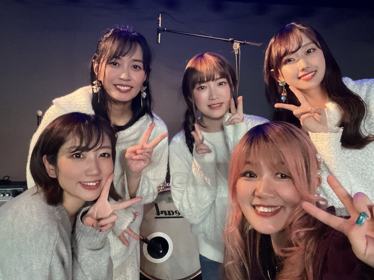 minamisayasaya's tweet photo. 無事帰宅しました✨
本日は静岡UHU、ありがとうございました！とってもとってもあたたかくて
皆さんの心に涙でした🥺
雪の中来てくれた方も、はじめてお声かけてくれた方も音源手にしてくれた方も🙏🙏
また静岡来れますように🤗🌹

日帰りということでバッタバタで🤣全員で撮れなく🙏また必ず🌸 https://t.co/u9q8y77ChN