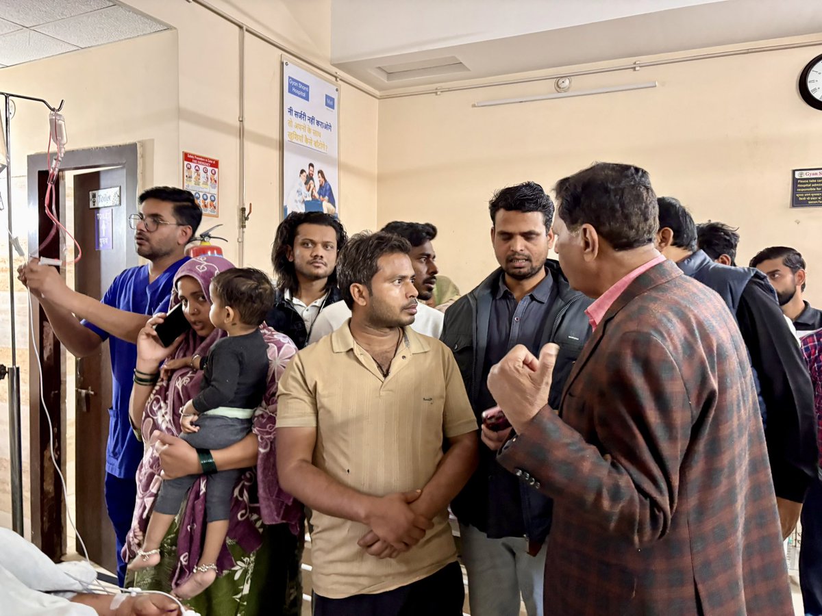 कोटा शहर में हाल ही में एक इमारत गिरने की दुर्भाग्यपूर्ण घटना में घायल हुए लोगों का कुशलक्षेम जानने के लिए आज न्यू मेडिकल कॉलेज अस्पताल के ट्रोमा वार्ड में पहुंचकर घायलों से मुलाकात की। 

चिकित्सालय में भर्ती सभी घायलों की स्थिति की जानकारी ली और उपस्थित चिकित्सकों से बातचीत कर