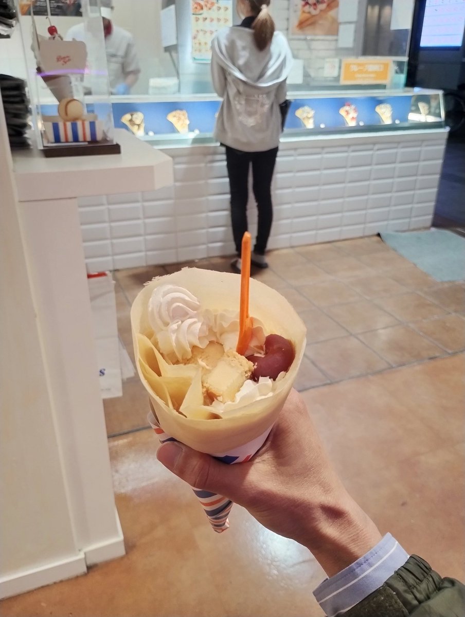 行こうと思ってたタコ飯のお店はclosedだったので、順序がおかしいけどデザート

ブルーシールの紅イモチーズケーキのクレープ
ちんすこうも入っていて、色んな味と食感が楽しめる