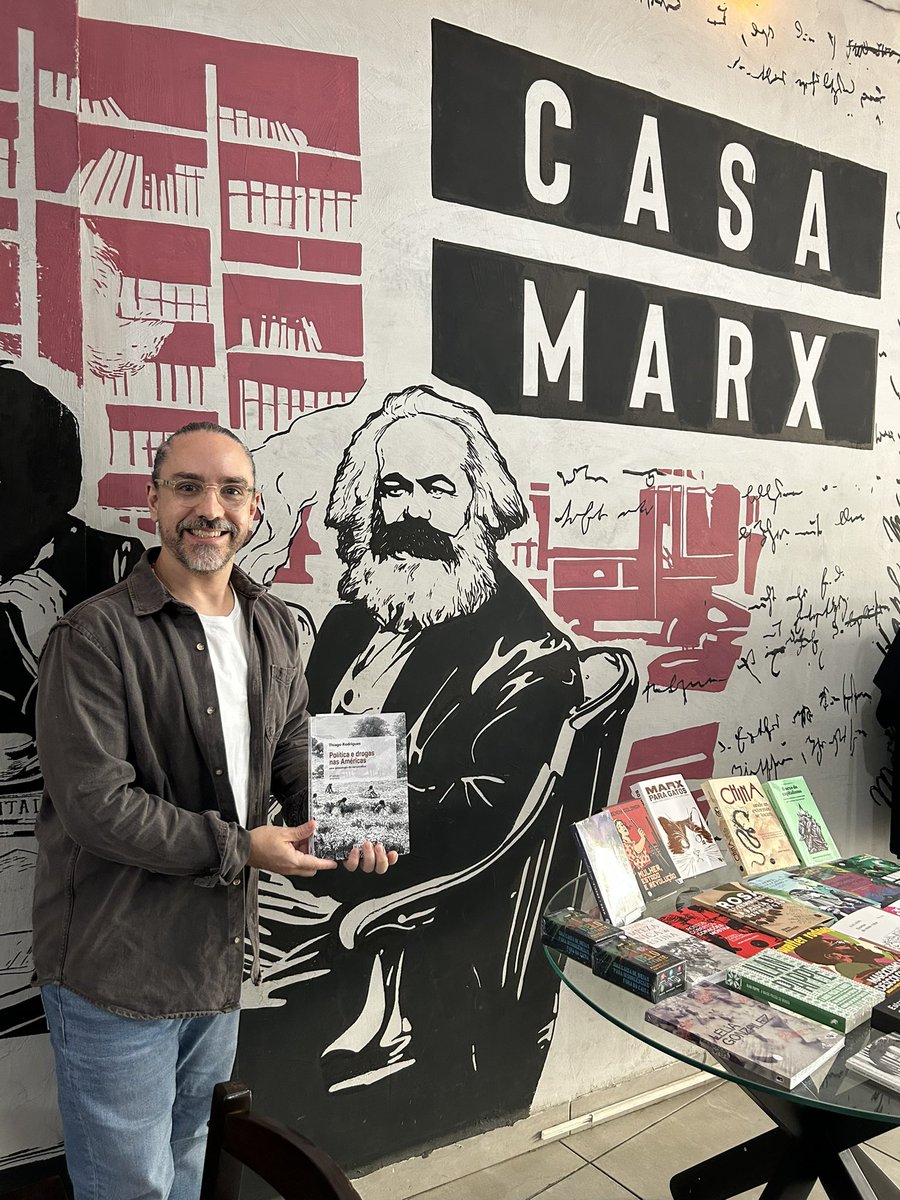 A mais recente edição do meu livro “Política e drogas nas Américas: uma genealogia do narcotráfico” está, agora, disponível, também na Casa Marx de SP (@casamarxsp).

Se ainda não conhece o espaço, é imperdível!

#marx #casamarx #drogas #narcotráfico