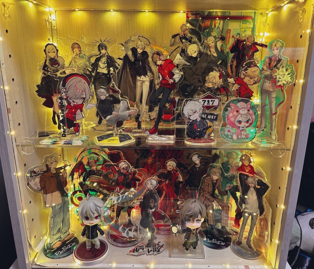 ew_412vocalo's tweet photo. @mad_ara00711 ラッピング店舗ストアもやってるんや！そりゃそうなるわ！
俺も友達連れて奢るからこれ食え！ってやってくるわ笑
それとさっき完成した棚に未開封アクスタ飾ったから見てー！ https://t.co/dX1tDq628e