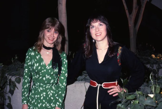 TheExtremeMusi1's tweet image. Ann Wilson and Nancy Wilson pose for a portrait session in May 1977.