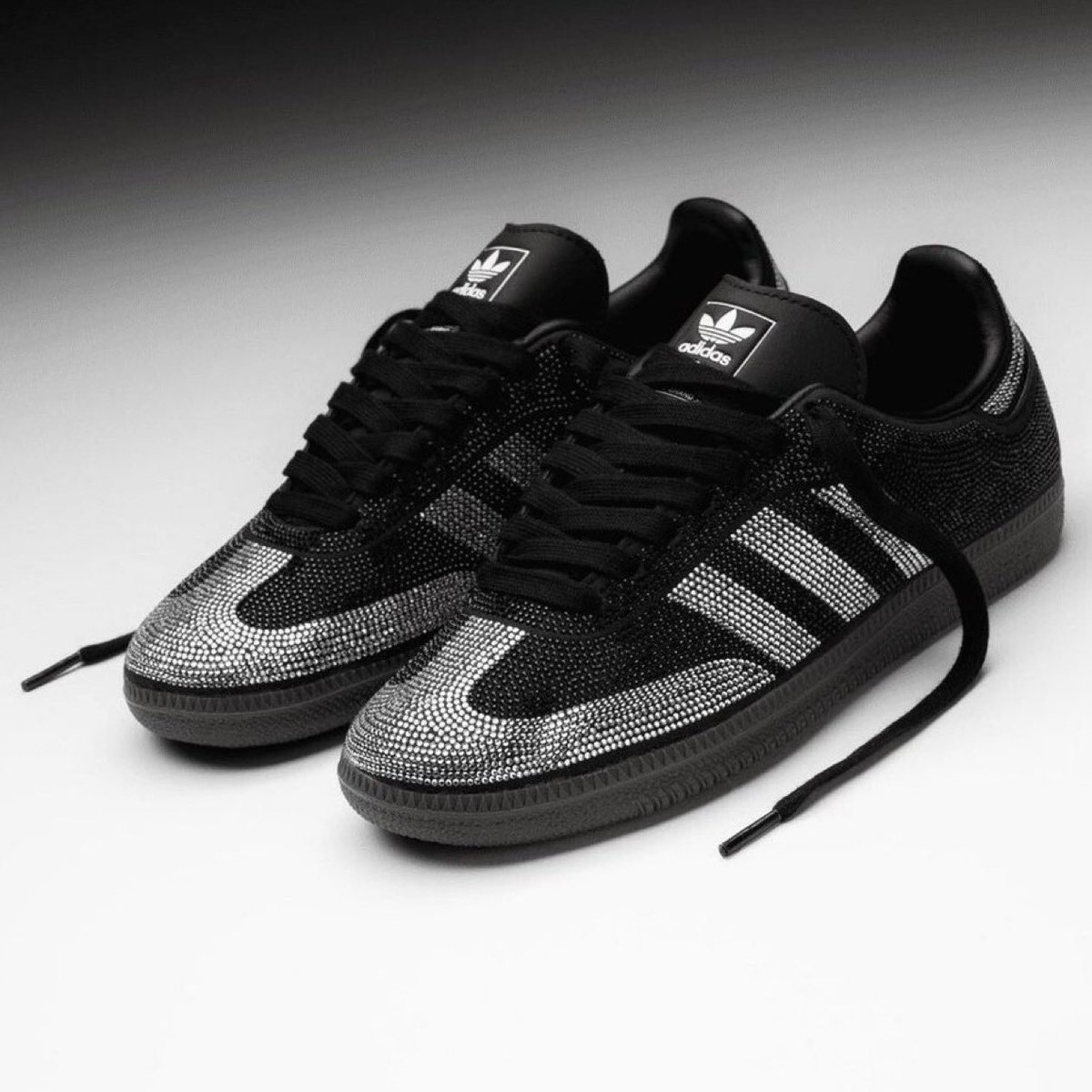 snkr_twitr's tweet photo. AD: Sizes added: WMNS adidas Samba OG Rhinestone 'Core Black'  

Revolve https://t.co/4vwW3xqO96
SnipesUSA https://t.co/eH97vqpZhN https://t.co/cX89aXry1q