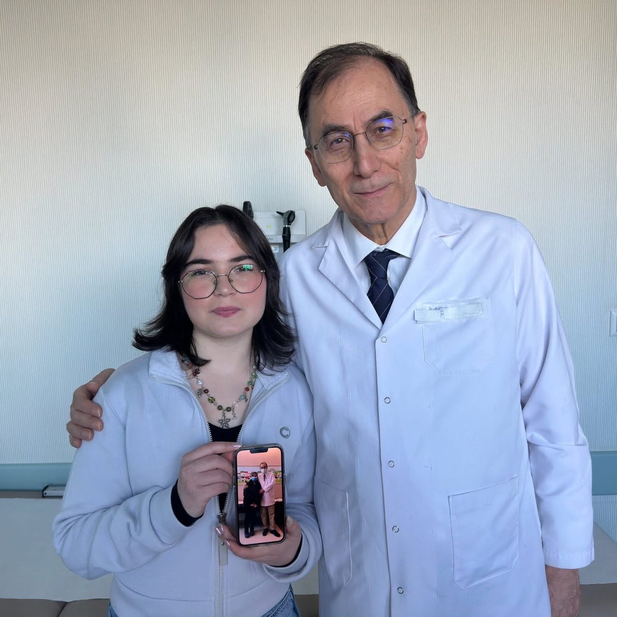 Lenf kanserini yenen 19 yaşındaki Melis Çelenk, kendisini tedavi eden doktordan ilham alarak KTÜ Tıp Fakültesi’ni kazandı.

Genç kız, doktoru Prof. Dr. Tezer Kutluk ile yıllar sonra bir araya gelerek, çocukken çekildikleri fotoğrafı bu kez Tıp öğrencisi olarak yeniden çektirdi.