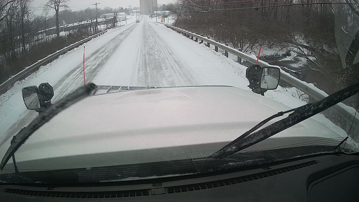 mbruning81's tweet photo. 8:30AM: A narrow band of snow is coating roads in parts of Ohio. This plow is on SR 571 in Miami Co, one of 165 on duty across the state. You can also see big snowflakes on a couple of our https://t.co/y2mdfitzGi traffic cameras around Dayton. Give crews room to work. #ODOTwinter https://t.co/ci05oXR7jG