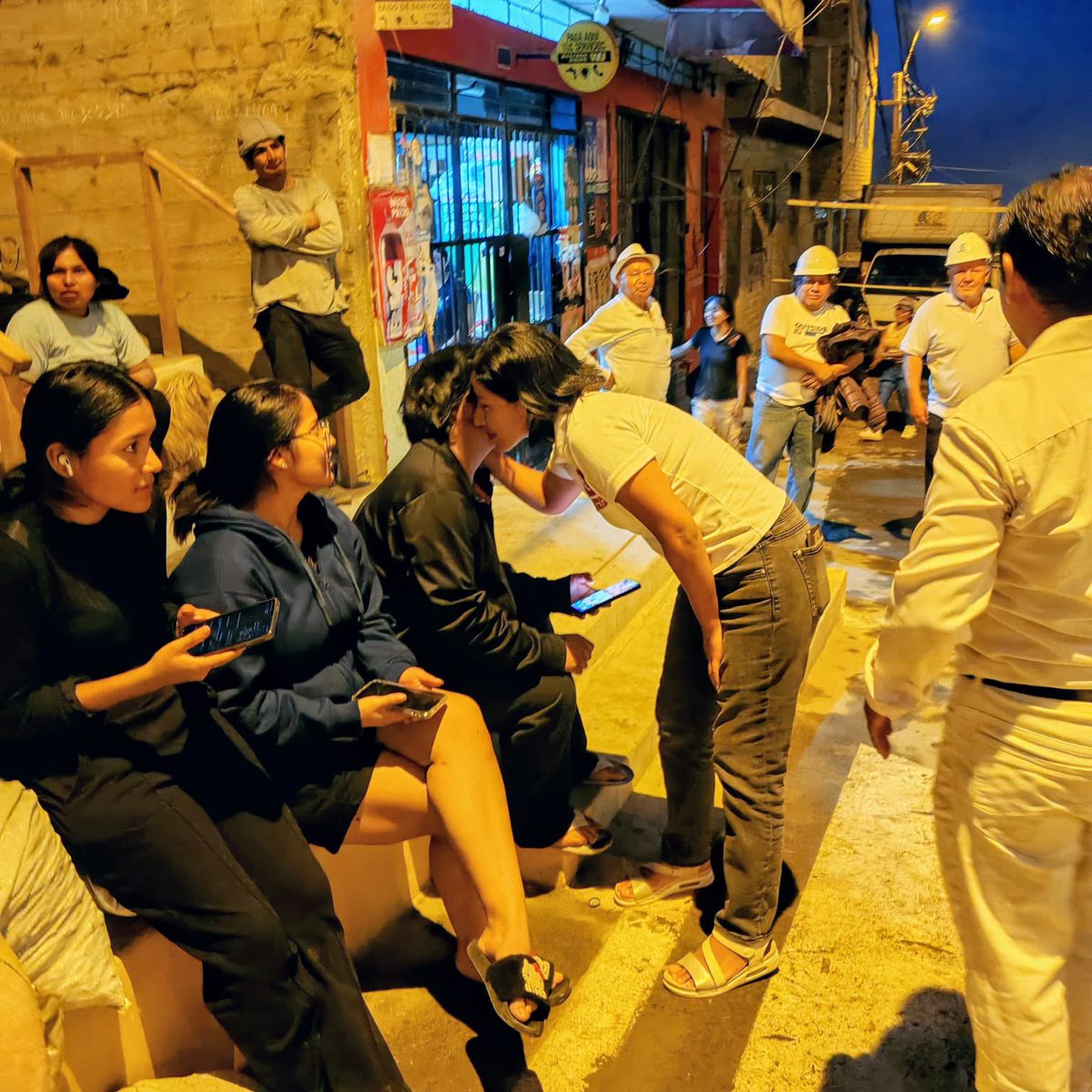 IndiraHuilca's tweet image. Asistí a la inauguración del comedor popular “Dad de comer al sediento” en Horacio Zevallos, Ate. Ahí conversé con las y los vecinos sobre nuestra propuesta para recuperar el país para la gente. Este 12 de abril, marca los 5 cascos de Ahora Nación y escribe el 2 para diputados