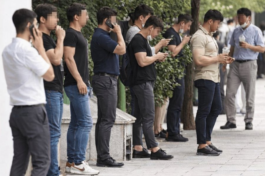 아웃겨 왼쪽이 원본이고 3대남 현실몸매짤인데 누가 표독하게 ai돌려서 오른쪽 사진 돌아다니는 중