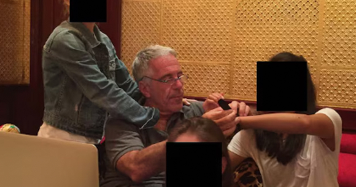 EloVeut's tweet photo. Comprendre le monstre Epstein est impératif pour mieux saisir le fonctionnement du monde dans lequel nous vivons.

Epstein n’est pas simplement un psychopathe isolé : il incarne un réseau profondément corrompu au sein de nos élites, dénué d’humanité, avide de pouvoir et qui traite les populations comme du simple bétail, au service de leurs obsessions pour le contrôle absolu.

Voilà des années que ceux qui tentent de mettre en lumière les activités hautement tordues de certains haut placés parmi les élites se font traiter de fous, accusés de délire paranoïaque pathologique. Et pourtant, aujourd’hui, à la lueur des millions de nouveaux documents mis en ligne par le Département de la Justice américain le 30 janvier, plusieurs personnalités publiques se voient bien obligées d’admettre que ces « bons vieux fous de complotistes » avaient raison depuis tout ce temps… Comme le dit Mathieu Bock-Côté, il semblerait que les complotistes aient simplement un ou deux coups d’avance sur les autres.
Le prix pour cette avance peut être salé. Le châtiment social est souvent très lourd. Et pourtant, je vais parler envers et contre tous, parce que ce qui doit être nommé est d’une importance capitale.

Cela fait maintenant plus de 12 ans que j’ai pris conscience des horreurs qui se déroulent chez les élites, et je comprends l’ampleur du séisme que cela représente pour ceux qui en entendent parler pour la première fois… ou du moins, qui envisagent d’écouter pour la première fois.
Parce que c’est tellement énorme que même les médias de masse n’ont plus le choix d’en parler. Bien sûr, ils le font avec prudence, en se concentrant sur les histoires les plus galvaudées, comme celle – désormais bien connue – de l’implication de l’ex-prince Andrew auprès des mineures trafiquées sexuellement dans le réseau de Jeffrey Epstein.
Ce qu’on savait déjà? Jeffrey Epstein était un pédophile qui opérait un réseau de trafic sexuel humain, avec des co-conspirateurs (dont Ghislaine Maxwell, qui purge actuellement une peine de prison pour avoir trafiqué des filles… à personne! Puisque personne n’a été nommé publiquement ni arrêté). Il se servait ensuite des enregistrements, photos et autres informations collectées pour faire chanter les personnes hautement puissantes impliquées dans son réseau.

Certains diront que nous n’apprenons rien de plus dans les nouvelles informations. C’est faux. En réalité, la première chose que ces documents font, c’est renforcer la crédibilité des témoignages des victimes, qui sont grandement corroborés par les échanges de courriels, textos et même journaux intimes de survivantes anonymes.

Donc, ce qu’on apprend? Énormément de choses. Tout d’abord, l’implication vertigineuse de Jeffrey Epstein dans à peu près toutes les hautes sphères de pouvoir : de la big tech au transhumanisme, en passant par l’économie mondiale, les grandes banques, les familles hyper-puissantes (il se disait lui-même représentant des Rothschild), l’industrie du divertissement, sans oublier les gouvernements…
Donc non, Epstein n’est pas un psychopathe isolé. Il incarne un modus operandi bien implanté chez nos élites, qui consiste à se vautrer dans des pratiques profondément tordues, toutes liées à différentes formes de pouvoir : le pouvoir sexuel sur les autres par les viols, poussé à l’extrême par les viols d’enfants, la torture, etc. ; le pouvoir suprême en s’immisçant dans la fabrication de crises mondiales (pandémie, crise économique de 2008, tentative de contrôler le Bitcoin et une nouvelle forme de monnaie, etc.) ; le pouvoir politique, en subventionnant des partis diamétralement opposés sur le spectre gauche-droite (FN, Macron par exemple) ; le pouvoir racial en s’adonnant à l’eugénisme (par exemple, on apprend qu’il utilisait des jeunes filles comme incubateurs pour créer une « race parfaite  grâce à leur patrimoine génétique supérieur», en les faisant porter des enfants qu’elles se faisaient arracher dès la naissance pour ne plus jamais les revoir).

Cette compréhension des rouages systémiques de notre monde est essentielle parce qu’elle change tout. Elle brise le lien de confiance du public envers nos dirigeants, elle démontre que, pour plusieurs d’entre eux, nous sommes considérés comme inférieurs, jetables, sans valeur. Elle impose un rapport complètement différent en tant que citoyen face à la Justice, face aux comptes à rendre que nous devons exiger de nos politiciens. Et elle impose une prise de position cruciale : celle de défendre les milliers d’enfants, à travers le monde, qui se font encore torturer et violer au moment où vous lisez ce texte. Parce que soyons honnêtes : l’évaporation d’Epstein n’a pas fait disparaître ce réseau pédocriminel qui existe depuis terriblement longtemps chez les élites.

Demandez-vous désormais pourquoi les médias et politiciens sont si prompts à affubler l’épithète « complotiste » à quiconque ose poser des questions pertinentes, pointer des zones grises, remarquer des actions et discours inacceptables, dénoncer des agissements troublants. Il serait grand temps d’admettre collectivement que cette technique est une forme d’ingénierie sociale visant à démoniser ceux qui remarquent les comportements illicites chez les haut placés dans la pyramide sociale, au lieu de mettre l’attention sur ceux qui devraient être passés à la loupe. Cela met encore une fois en évidence que les lois sont écrites et exécutées seulement pour le commun des mortels, mais certainement pas pour cette élite corrompue qui agit derrière le voile de lois qui ne la touchent jamais.

Prendre connaissance des informations pertinentes dans cette affaire est une vaste tâche et Dieu merci, des centaines de milliers de journalistes indépendants ont déjà mis la main à la pâte en faisant un travail remarquable. Chacun peut se pencher sur ces documents, faire ses recherches et partager le fruit de son travail en ligne. Faites attention de ne pas tomber dans le danger des fausses informations sur les RS, vérifiez les sources, restez vigilants, mais surtout, gardez l’esprit ouvert… Dans ce cas-ci, plus que jamais, la réalité dépasse de loin la fiction.

Je ferai un épisode spécial avec le politologue Philippe Langlois et le journaliste Julien Garon-Carrier mercredi. Plus d’infos à venir.