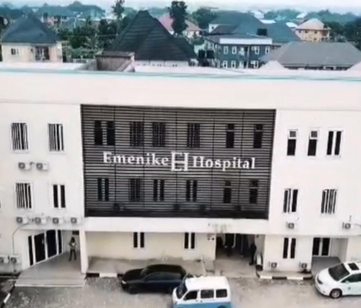 Fenerbahçe'nin eski futbolcusu Emmanuel Emenike, ülkesinde hastane açtı.