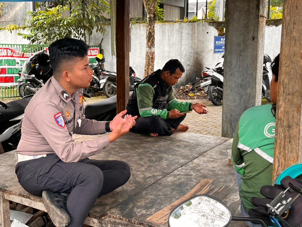 Satlantas Polres Garut Sosialisasikan Edukasi Keselamatan Berlalu Lintas kepada Pengemudi Ojek Online

Garut – Satuan Lalu Lintas (Satlantas) Polres Garut melaksanakan kegiatan sosialisasi dan edukasi keselamatan berlalu lintas kepada para pengemudi ojek online (ojol) di wilayah