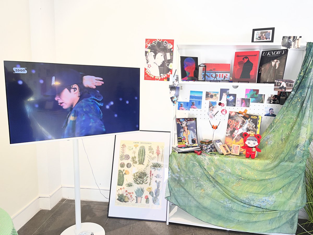 유노 생일 투어 4. 시즌스
예쁜 거베라와 함께하는 꽃집🌸
곳곳에 있는 꽃이랑 윤호가 넘 잘 어울렸고, 은은한 향도 넘 좋았고, 빨간 바탕에 하얀 거베라도 윤호를 닮아 넘 예뻤고, 모니터에서 계속 나오는 윤호가 넘 좋아서 한참 수다떠느라 넘 바빴슨ㅎ
#가장_윤호답게_빛날_26
#HAPPY_YUNHO_YEAR_26
