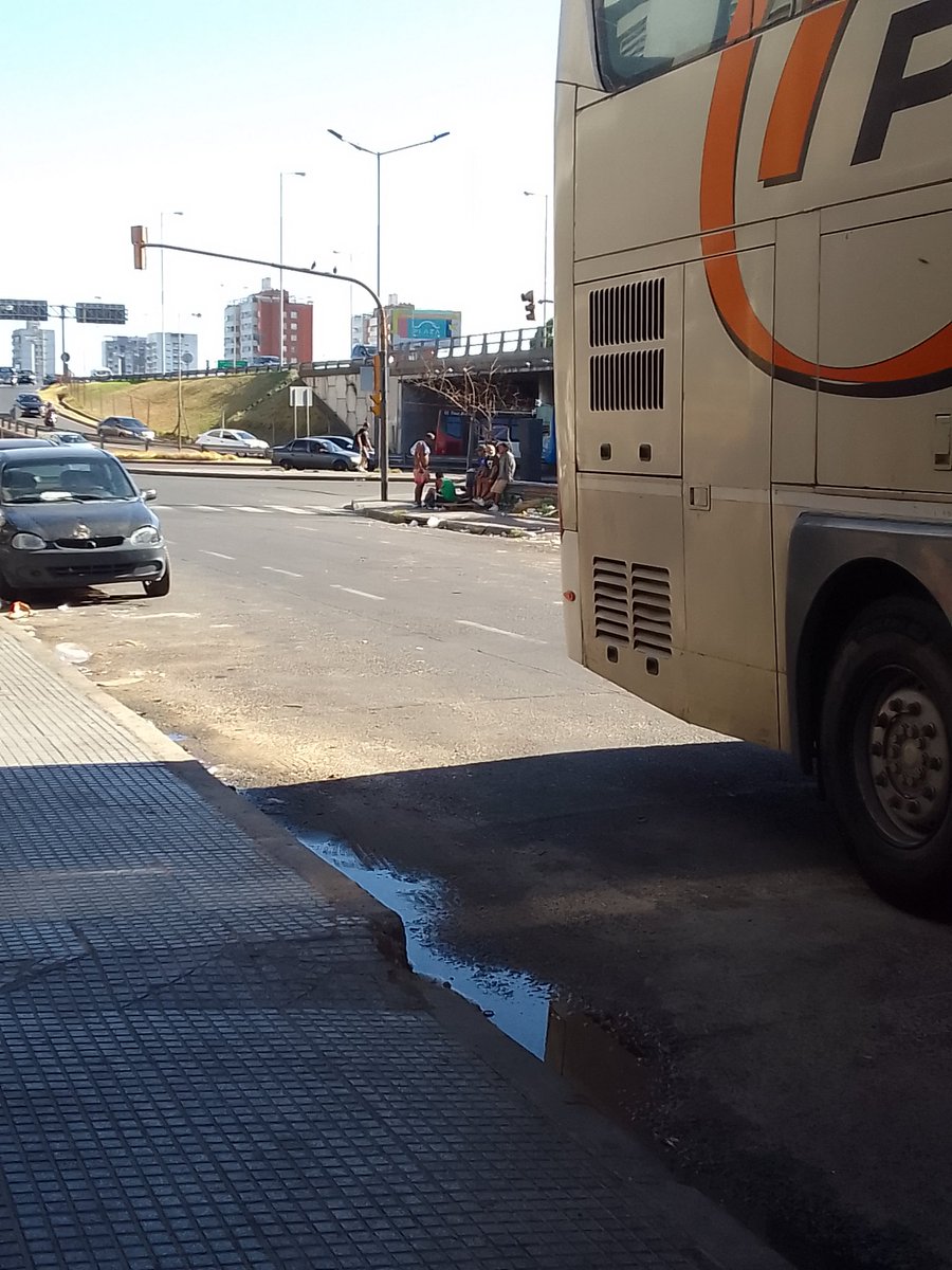pablocigoj's tweet photo. @AI3jAndrA @jorgemacri Liniers, colectora de Gral Paz y  Ramón Falcón continuación en Provincia calle Rafaela.  Domingo 9 AM. Cómo todos los días los fisuras en esta zona porque los comercios bolivianos les venden droga y alcohol.  @3framos  @dievalen @Municipalidad3F @MinSeguridad_Ar @pcasna https://t.co/cC4xSXIzFK