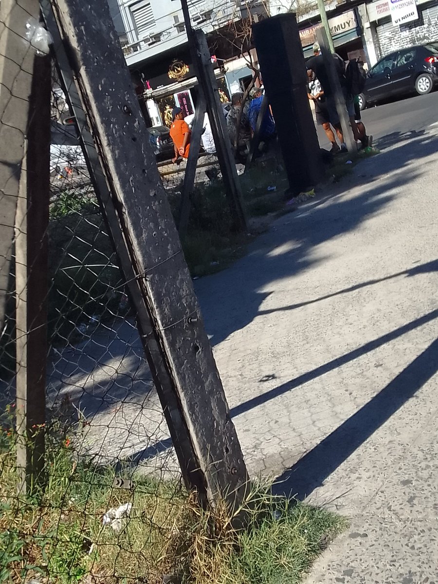 pablocigoj's tweet photo. @AI3jAndrA @jorgemacri Liniers, colectora de Gral Paz y  Ramón Falcón continuación en Provincia calle Rafaela.  Domingo 9 AM. Cómo todos los días los fisuras en esta zona porque los comercios bolivianos les venden droga y alcohol.  @3framos  @dievalen @Municipalidad3F @MinSeguridad_Ar @pcasna https://t.co/cC4xSXIzFK