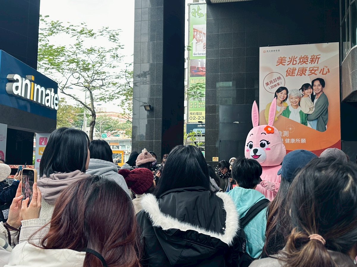 pinsin_books's tweet image. 🎬fujoking老師 安利美特簽名會大功告成🎬 

🤗感謝前來安利美特參加簽名會的讀者們，活動圓滿落幕！ 
小編再次奉上熱騰騰的活動花絮照～ 
有兔兔工讀生陪伴，冷冷的天都溫暖起來了💖

 📢後續還會有QA分享，請稍待小編整理呦～敬請期待✨

#PAYBACK #페이백 #改過遷善 #fujoking #푸죠킹 #samk