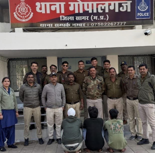 SPSagarmp's tweet photo. लूट व अपहरण के सनसनीखेज मामले में गोपालगंज पुलिस की बड़ी कार्रवाई — 24 घंटे के भीतर 03 आरोपी गिरफ्तार, 01 विधि विरुद्ध बालक अभिरक्षा में। लूटी गई सोने की अंगूठी, हथियार एवं इलेक्ट्रॉनिक ऑटो जप्त। #sagarpolice #GopalganjPolice #PoliceAction #SwiftAction #CrimeFree #MPPolice https://t.co/OxYFlBsnuQ