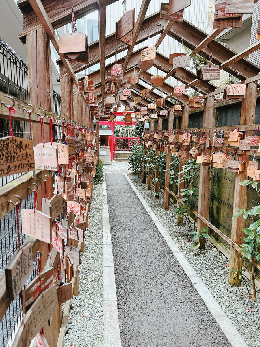 昨日は先生もいらしての練習でした♪ 『MARIAMMATREM VIRGINEM』と『Sweet Memories』の練習をしました。英語の歌詞が難しかったです。練習後は女子会でココスに行きました。2枚目の写真は先生が召し上がったハンバーグです。3枚目4枚目は私の趣味の仙台東照宮と野中神社です。