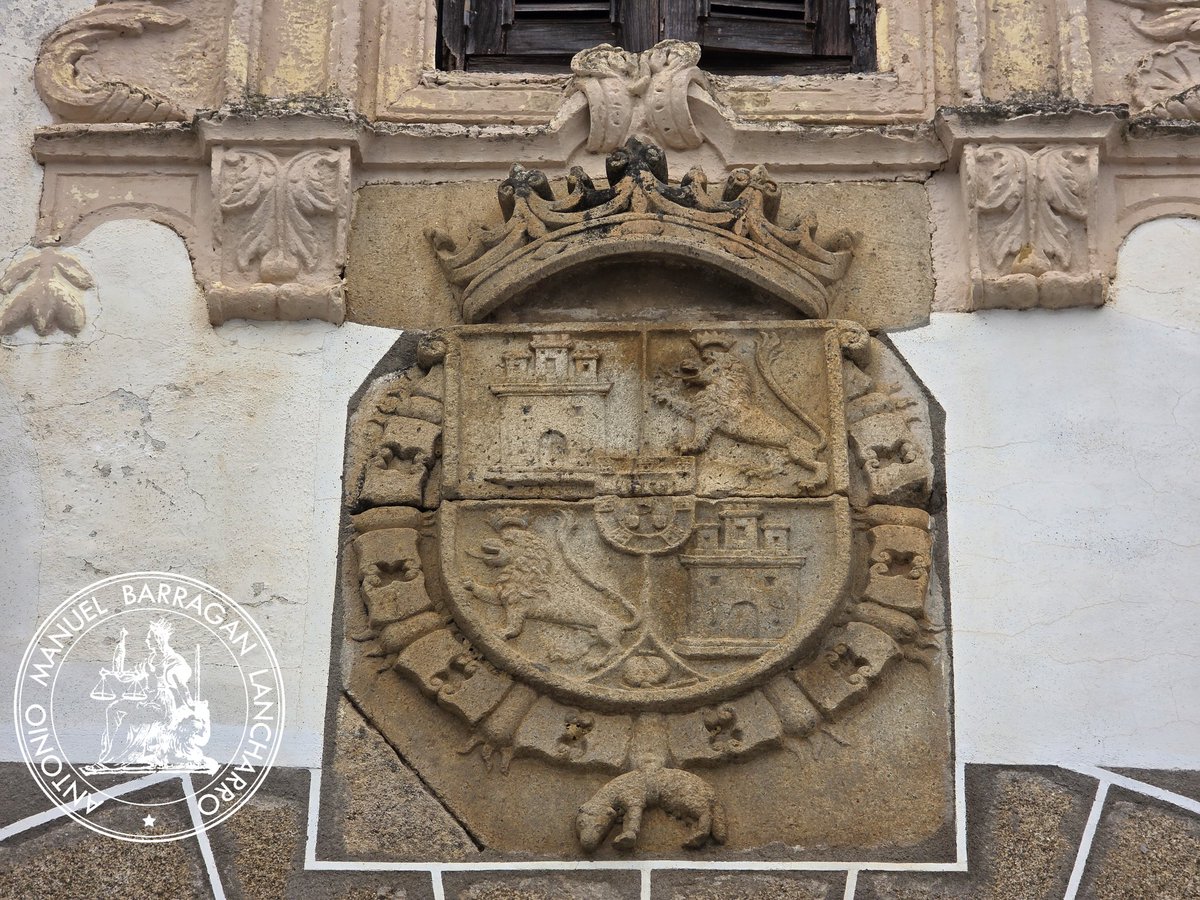 AMBLancharro's tweet photo. Escudo del siglo XVII con las armas de Castilla y de León y en el escusón las de Portugal, visto en #Alcántara, #Cáceres. https://t.co/aVE5B5SVCl
