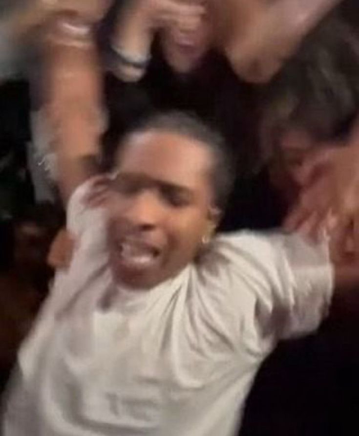 _y3maya's tweet photo. me without alcohol        me with alcohol https://t.co/pnD06PL7um