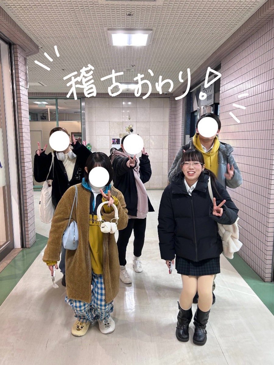 foxface_chappa's tweet photo. 【🎙️公演まであと3日🪐】

今日で公演本番まであと3日❗️
稽古終わりのシーンを皆さんにお見せしちゃいます👀
カメラを向けると、勝手にいいフォーメーションを取る力が備わっているようです📸

ご予約はこちらから⬇️
https://t.co/HJBoYprxRO

#ふぉっふぇ #ふぉっふぇ第十三回公演 https://t.co/BGNzAaBQJk