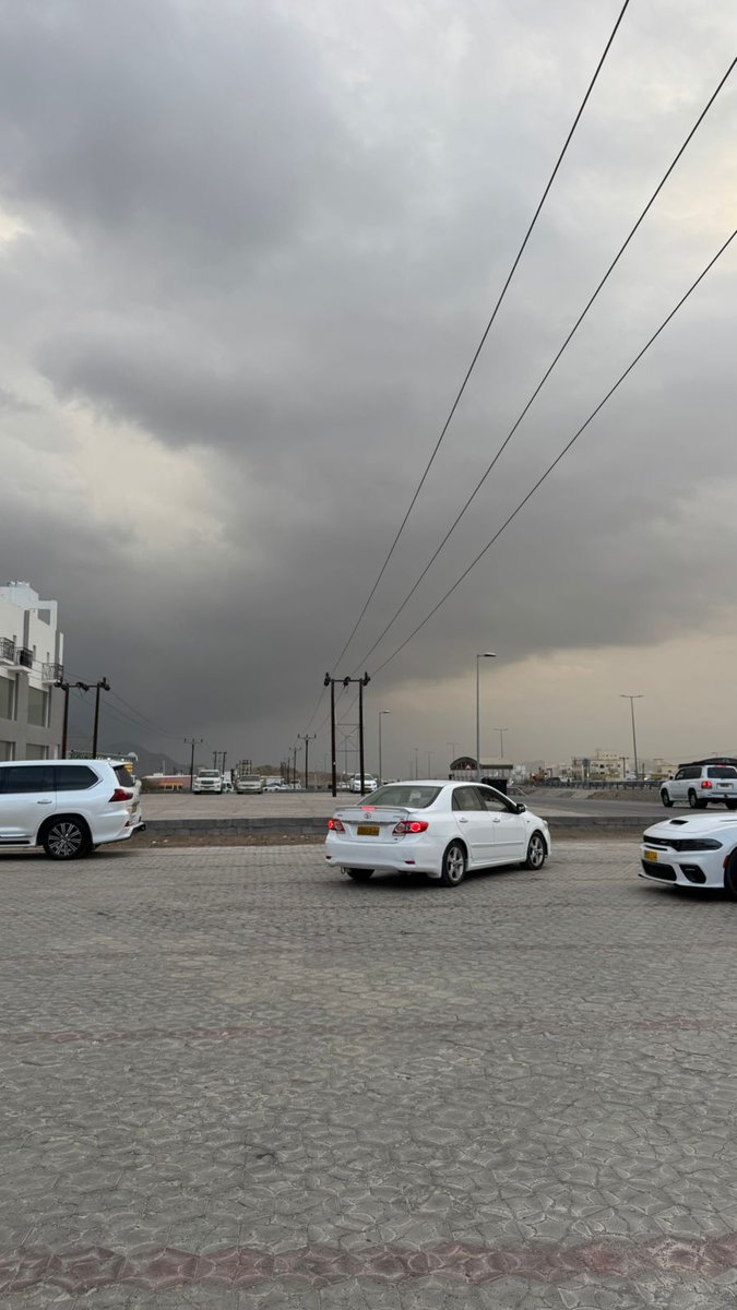 al_alree7's tweet photo. سحابه قويه ما شاء الله جهة مركز المدينة #الرستاق الان ⛈️🏃🏃🏃 https://t.co/5AcysaJn3E