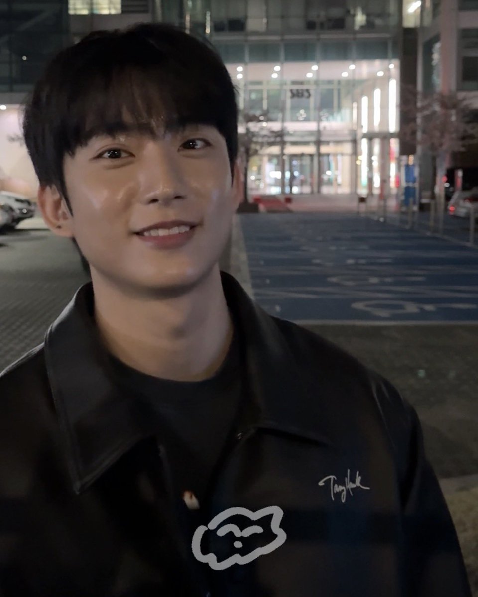 혹시 말한 적 있나 모르겠지만 내가 공찬오빠 얼굴에서 제일 좋아하는 포인트 중 하나가 오빠 볼살 위에 항상 작게 반짝이는 하이라이트가 있는 거야 그걸 진짜 너무 ㄱ엽고 사랑스러워..