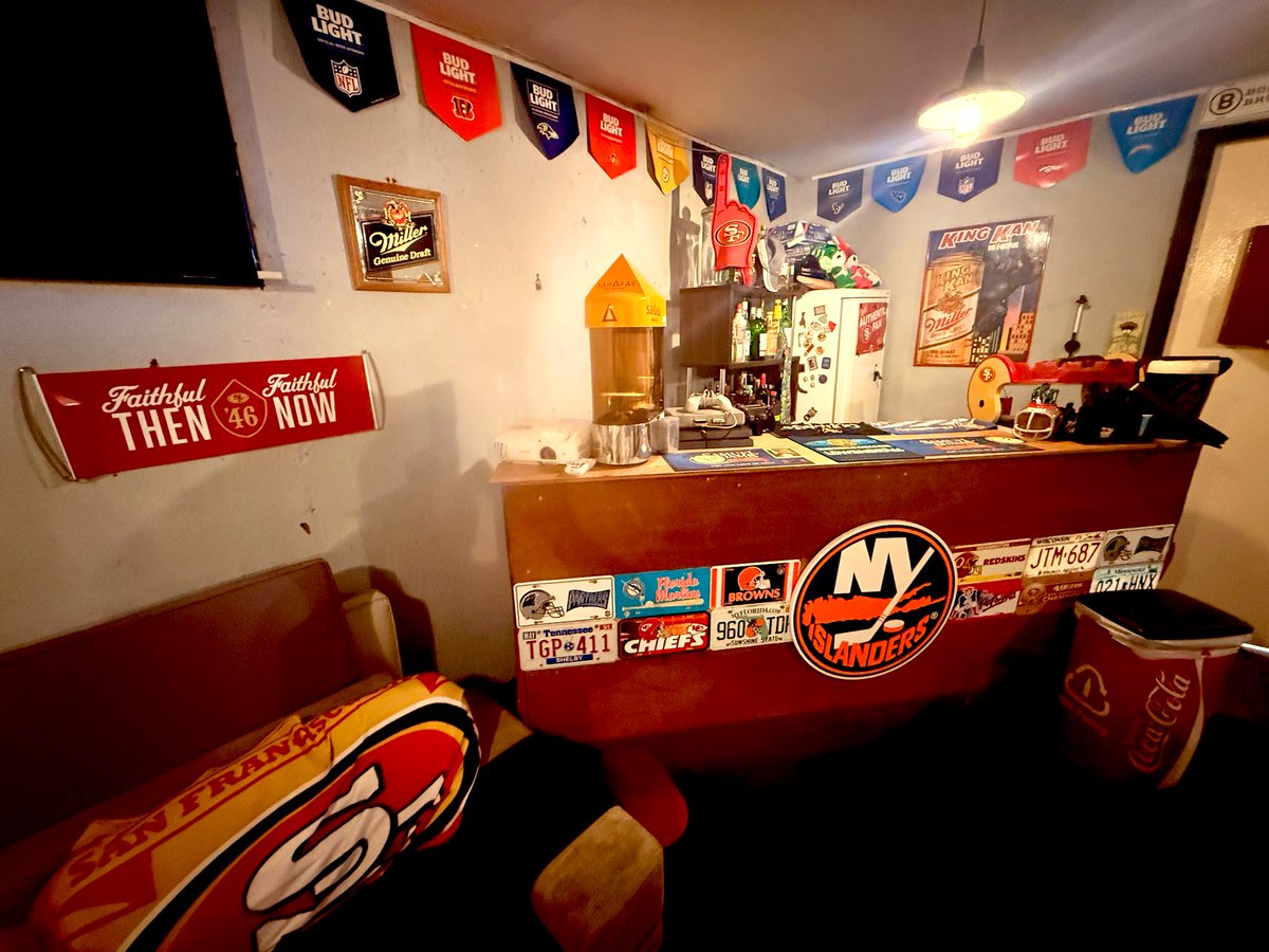 TheSnapUK's tweet photo. Superbowl Sunday is our favourite day of the year…..bar is ready, dinner is being prepped! 

Now to work out are we want to lose slightly less @Patriots or @Seahawks https://t.co/WOdk7HBPQX