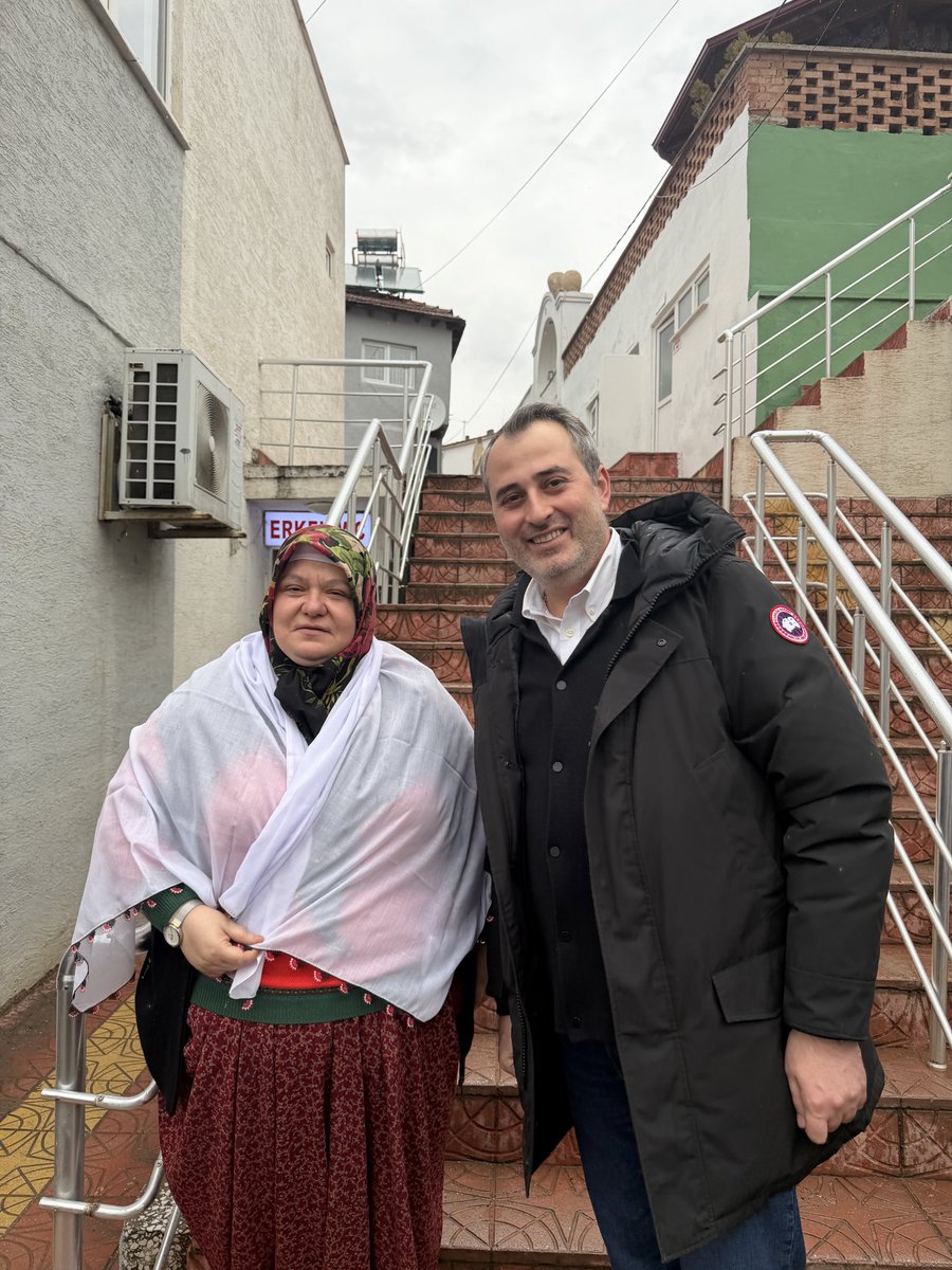 ‼️‼️Yalnız Değilsin ABLAM‼️‼️ 

Zeynep Güneş’e Mihalgazi Belediye Başkanı olarak
kıyafeti üzerinden yapılan saldırı ne eleştiridir ne de siyaset…
Bu açıkça haddini aşmaktır.

Bir kadının ne giydiği değil,
nasıl yönettiği,
ne ürettiği,
kime dokunduğu konuşulmalı.

Zeynep Güneş’i