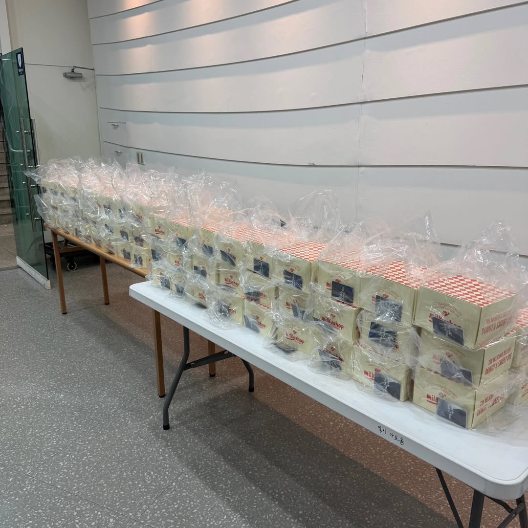 HaeinessPH's tweet photo. โHappiness doubles and grows the more we share it.โ โ Jung Hae Inโค๏ธ
Fans were treated to free donuts from @milkyshop_byeollae ๐ฉ, generously given by @holyhaein at the fansign event!
Sweet moments, sweeter memories ๐ซถโจ
#JungHaeIn #HappinessShared #MilkyShop #FansignEvent https://t.co/OTHNuiCsh3