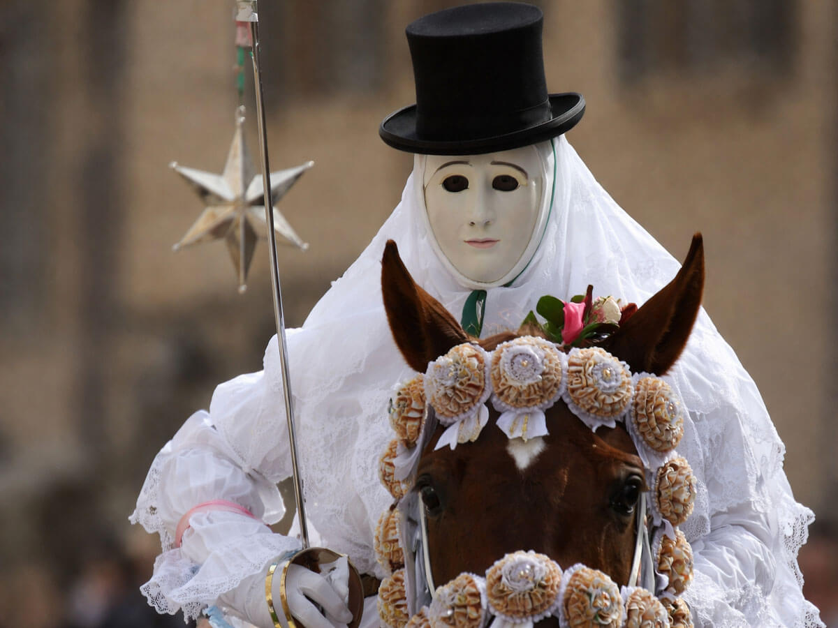 #Carnevale - Ad Oristano, una citta nella costa ovest della #Sardegna, è possibile compiere un vero viaggio nel tempo. La città diventa teatro di una delle più antiche e complesse manifestazioni equestri del Mediterraneo: la #Sartiglia 
archiviutres.it/luoghi-e-socie…
#archiviutres