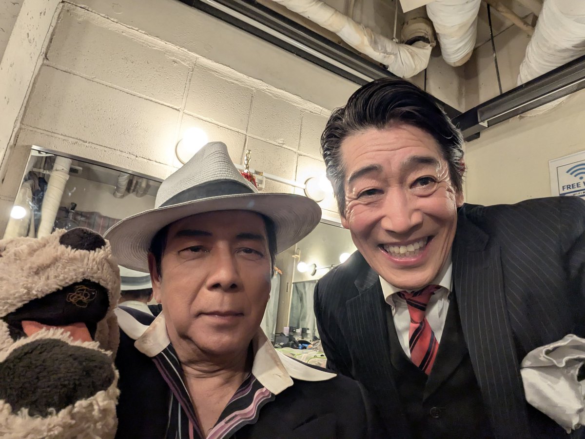 毎公演、郡司さん演じる「喜多嶋」が夢麻呂演じる「片桐」にアドリブで「ネタ」をやらせるシーンが😆
その日以来毎回ネタを仕込む事に😚
稽古中では一切やらなかったのに初日の本番でいきなりぶちかまされました😖結果一番楽しいシーンになりましたとさ😉
大尊敬の大先輩😃
#チャンス2026
#郡司行雄
