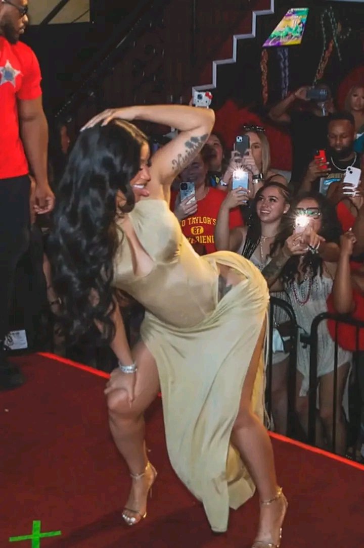 Wisdomcardi's tweet image. Cardi B is a mood🤣