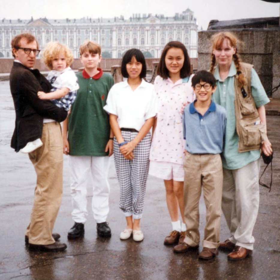 EniorJimenez's tweet image. Este es Woody Allen: amado cineasta por Hollywood. La niña que carga es Dylan Farrow, hija adoptiva junto con su exesposa Mia Farrow (mujer a la derecha). La jovencita tercera de derecha a izquierda, es la hija adoptiva de Mia Farrow, Soon-Yi Previn. Woody Allen también la crió…