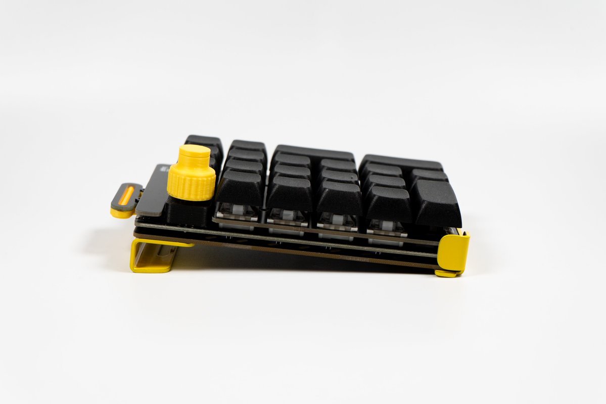 dotting_dots_x's tweet photo. 【新商品販売予告】
dotpad20向け金属製カスタムパーツを、公式ウェブストアにて販売開始予定です

重量感のある金属(SPCC)を使用し、遊び心を感じられる キャンディーイエローの粉体塗装で表面を仕上げています #dotpad20 https://t.co/UlSqeyUGFm