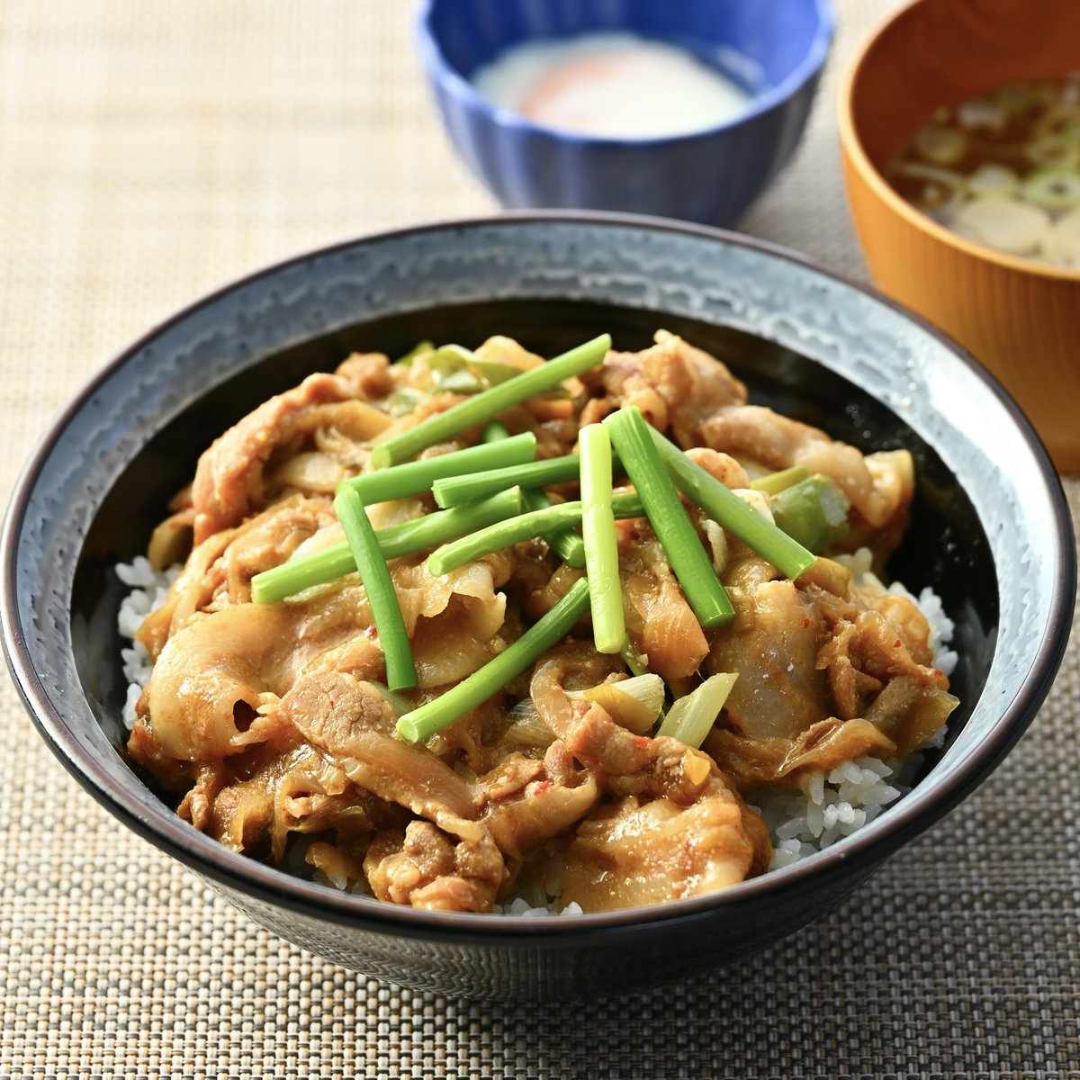 レストランオリオンおすすめメニューのご紹介

ガツンと食べたいときはこれ！
「スタミナ丼」

にんにくの旨みとコクのある味付けのお肉がホカホカのご飯の上にたっぷりと乗った、ボリューム満点の一品☺︎
ランチに食べればスタミナ全開に！
午後も思いきりスキー・スノーボードを楽しめますよ！