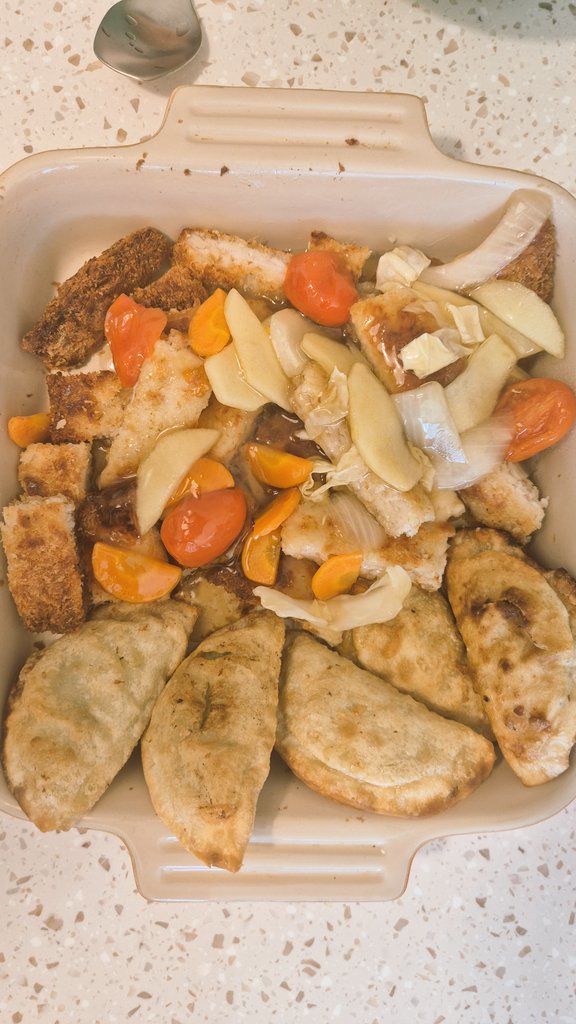 와이프보다 요리를 잘하고 좋아했는데,
와이프가 애를 셋 낳은 후 각성한 뒤로 설거지만 담당하고 있습니다
와이프가 부재중인 오늘 점심에 냉털하여 돈까스 군만두 탕수육 혼종을 만들어 봤습니다.
다행히 식성 좋은 아들들이 순삭해줬습니다.
신발도 튀기면 맛있으니까요.

저녁밥부터는 해방입니다.