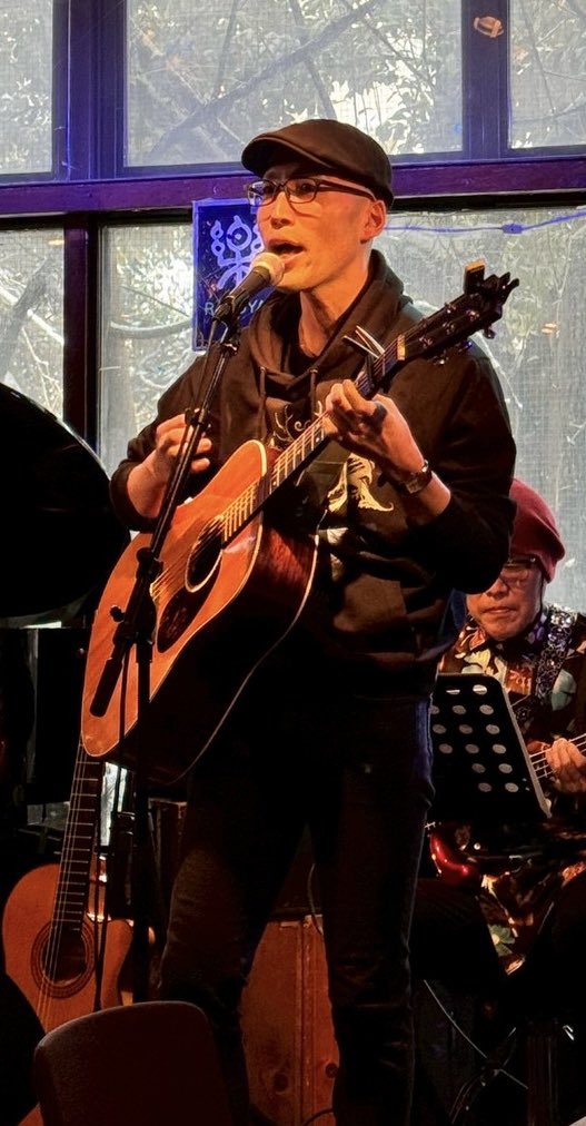 (⚫︎３⚫︎)<厳ついヘヴィメタルパーカーを着ていますが、歌っているのは「スピッツ」です😊