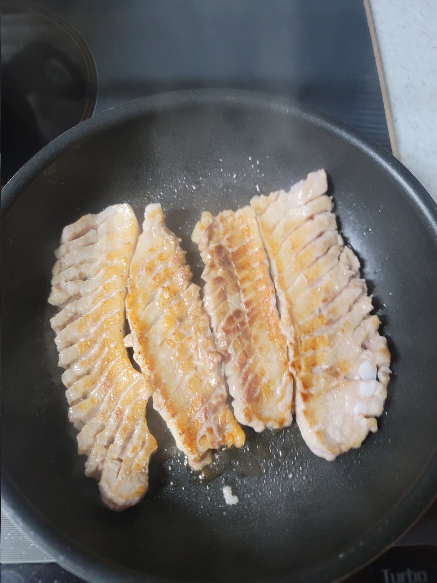 저녁은 삼겹살과 김치콩나물국